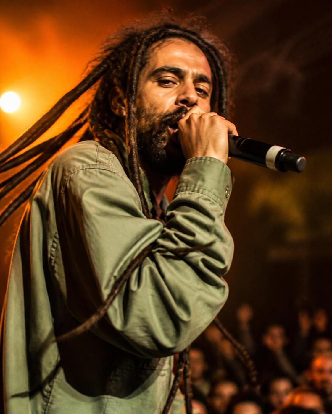 découvrez le portrait de damian marley, fils légendaire de bob marley, et explorez ses titres incontournables qui ont marqué la musique reggae.