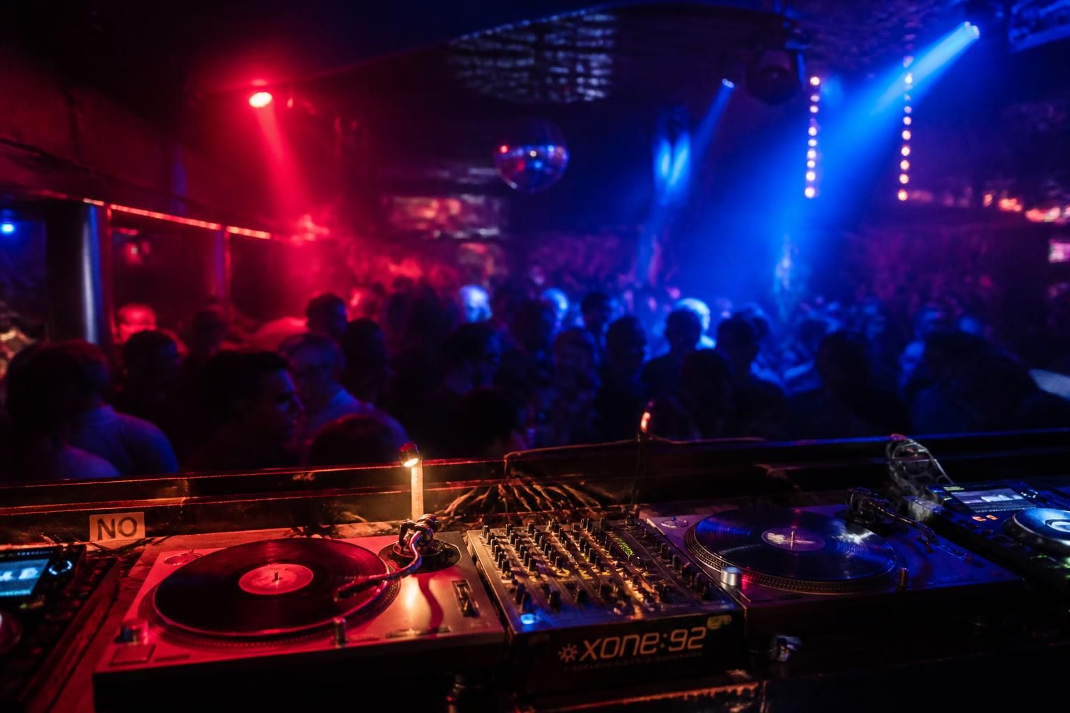 découvrez le top des disc jockeys français incontournables de la french touch, maîtres du mix et ambassadeurs du son électronique made in france.