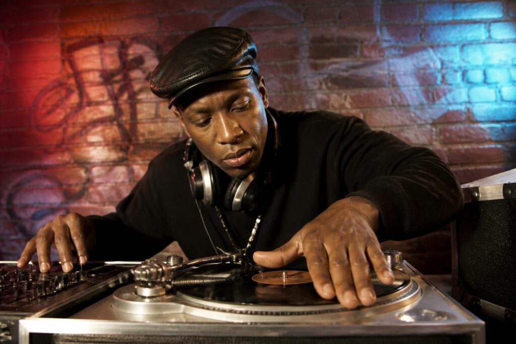 découvrez grandmaster flash, le pionnier du hip-hop qui a révolutionné la musique en inventant la technique du scratch.