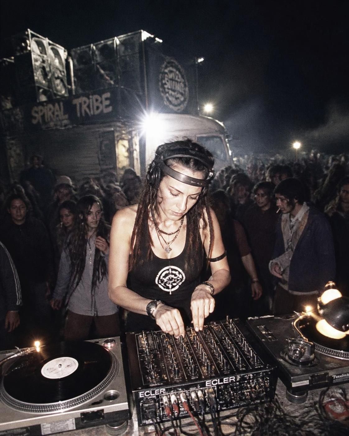 découvrez ixindamix, la dj emblématique de l'acid techno et membre du légendaire spiral tribe, qui enflamme les dancefloors avec ses sets puissants et hypnotiques.