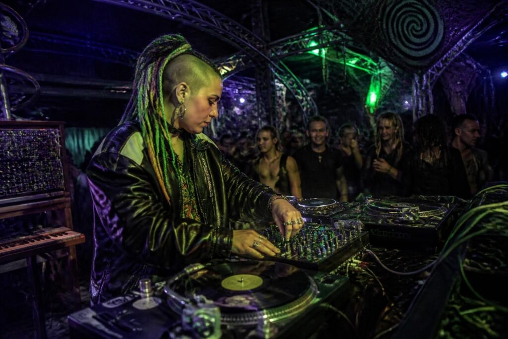 découvrez ixindamix, la dj incontournable de la scène acid techno, membre emblématique du spiral tribe. plongez dans son univers musical unique et électrisant.
