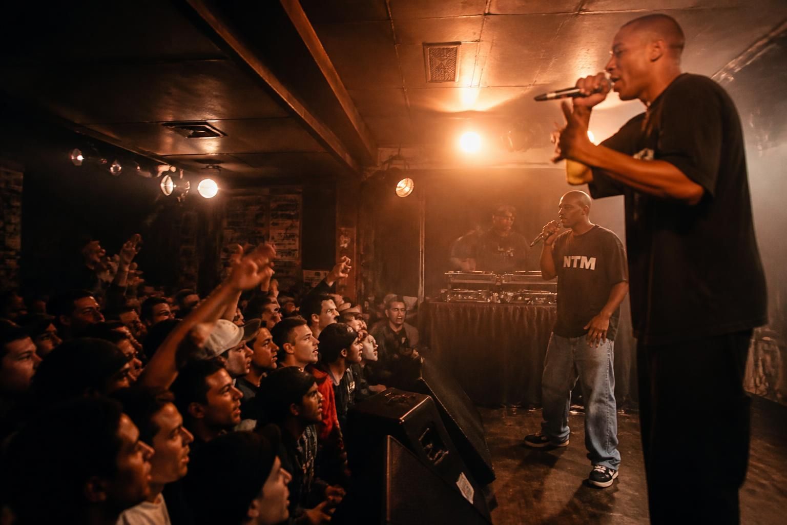 découvrez l'évolution du rap français, des pionniers aux artistes emblématiques qui dominent la scène musicale aujourd'hui.
