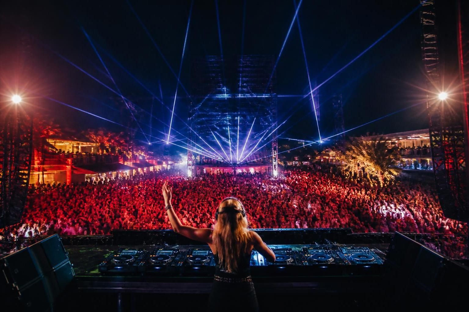 découvrez qui est la meilleure dj du monde avec notre classement actuel des artistes incontournables de la scène musicale électronique.