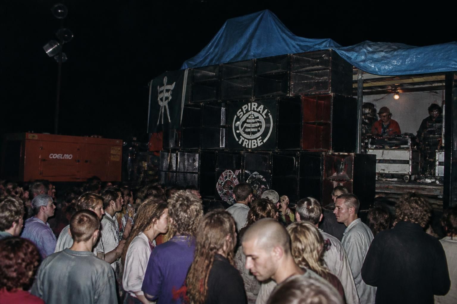 découvrez r-zac (spiral tribe), maître de l'acid techno brute et authentique, pour une expérience musicale intense et énergique.
