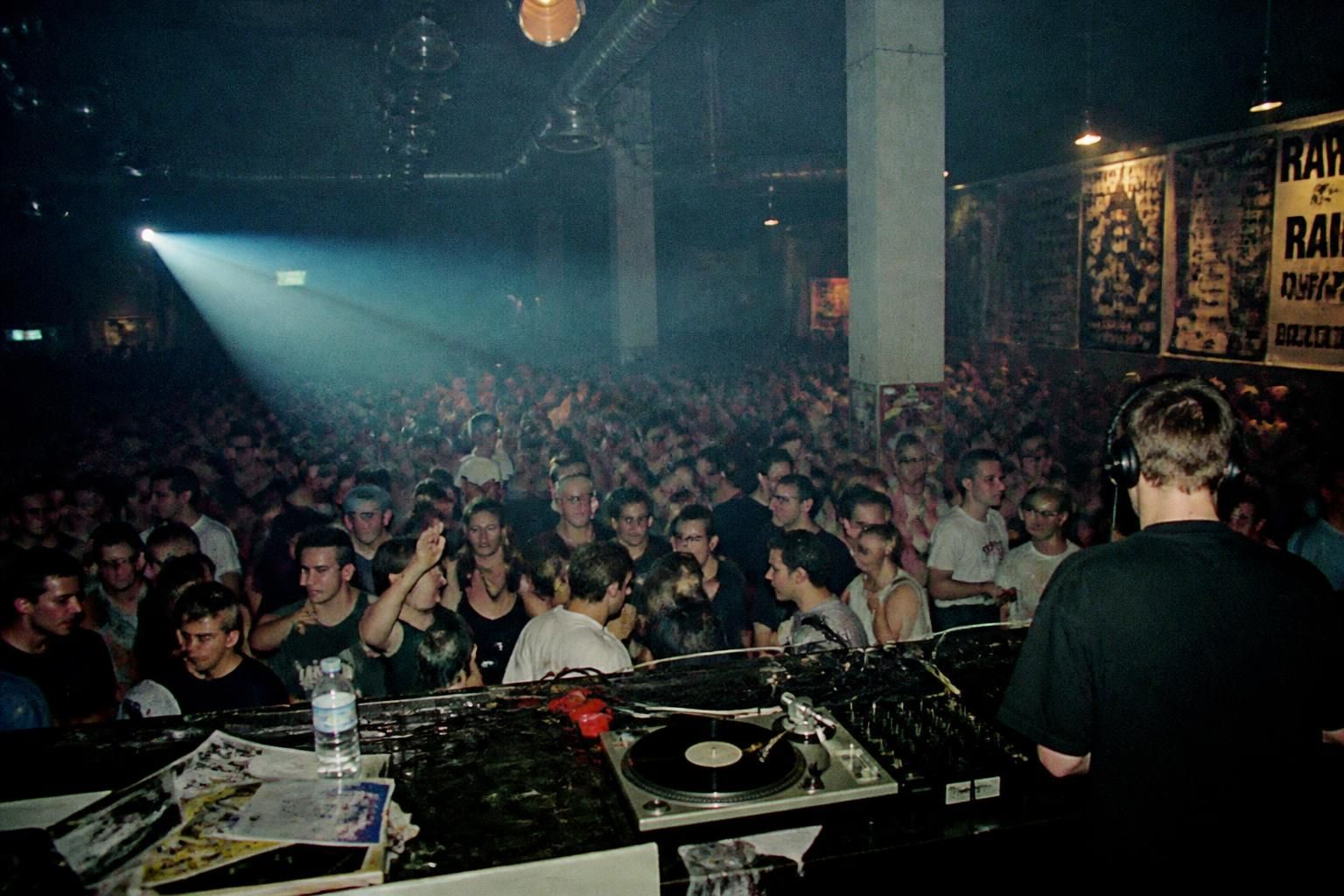 découvrez les titres cultes de la techno des années 90 qui ont enflammé les dancefloors et marqué une génération de mélomanes.