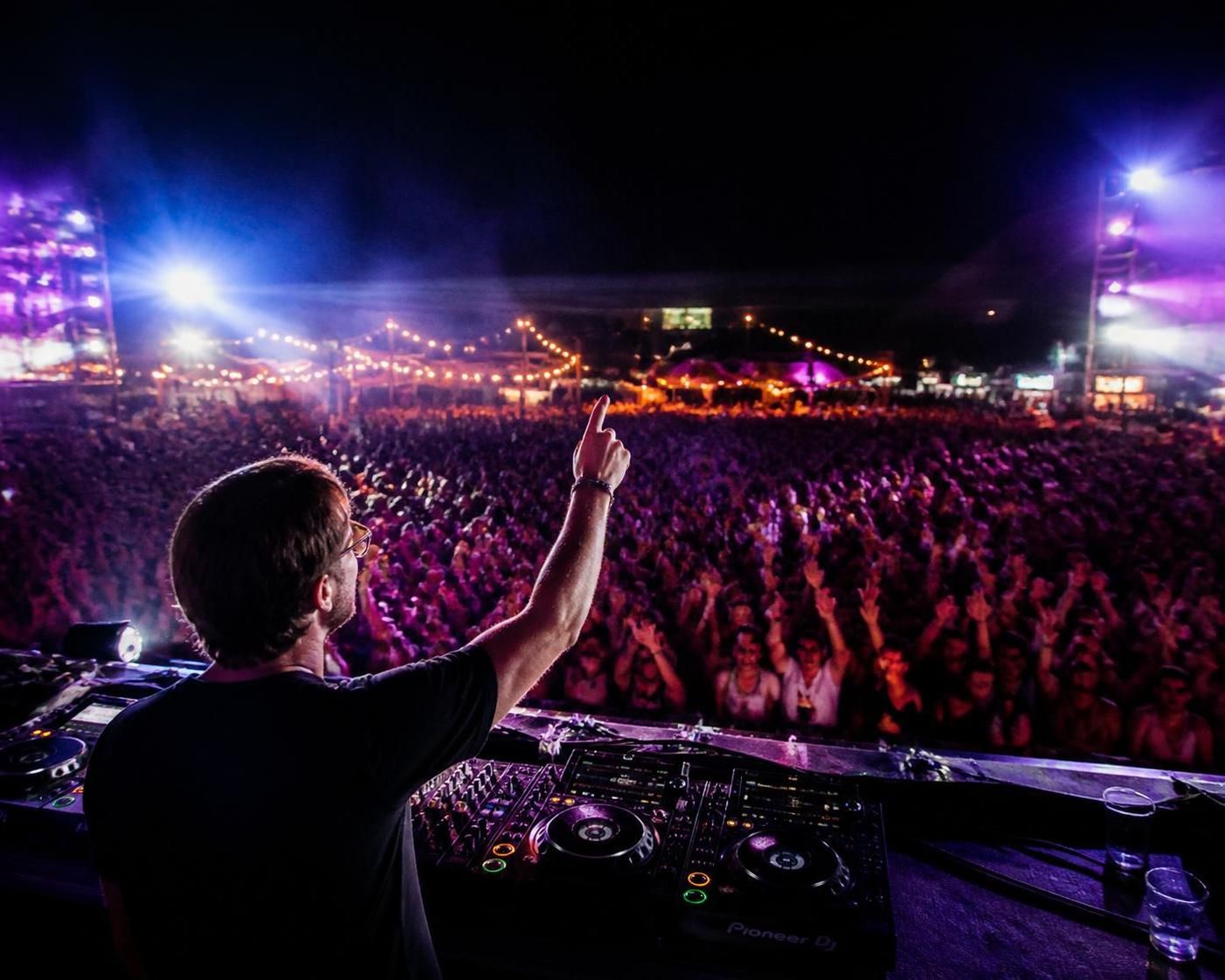 découvrez le top 20 des disc-jockeys les plus célèbres, de david guetta à dj snake, et plongez dans l'univers des meilleurs artistes électro du moment.