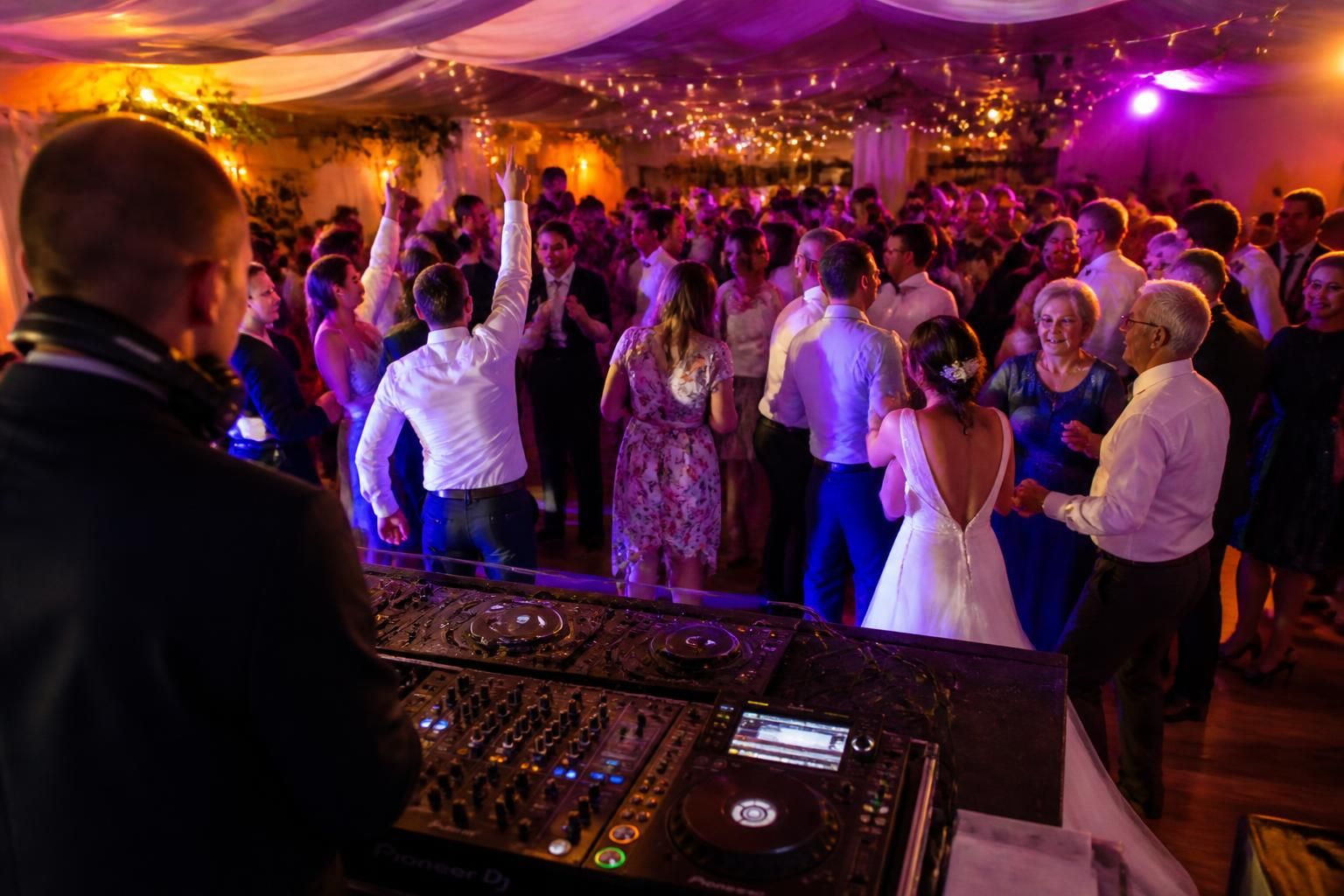 découvrez 8 conseils essentiels pour bien choisir votre dj de mariage et éviter les pièges, afin d’assurer une ambiance parfaite le jour j.