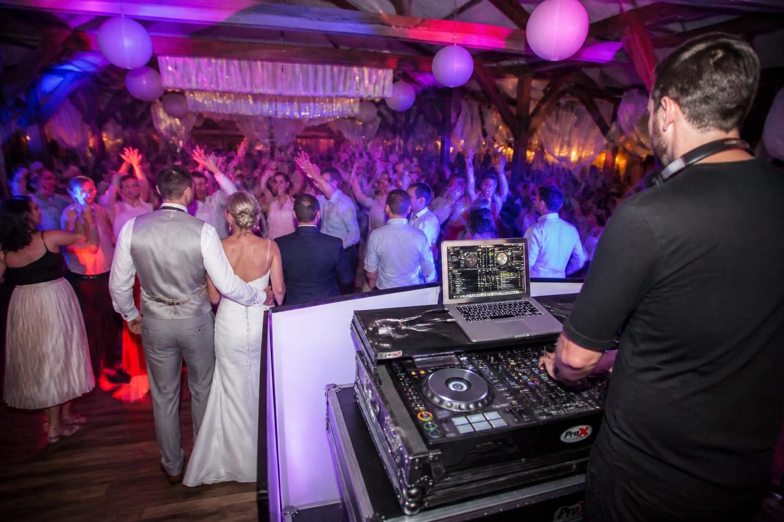 découvrez combien coûte un dj pour un mariage en 2026 : guide complet des budgets et tarifs pour choisir le prestataire idéal et réussir votre événement.