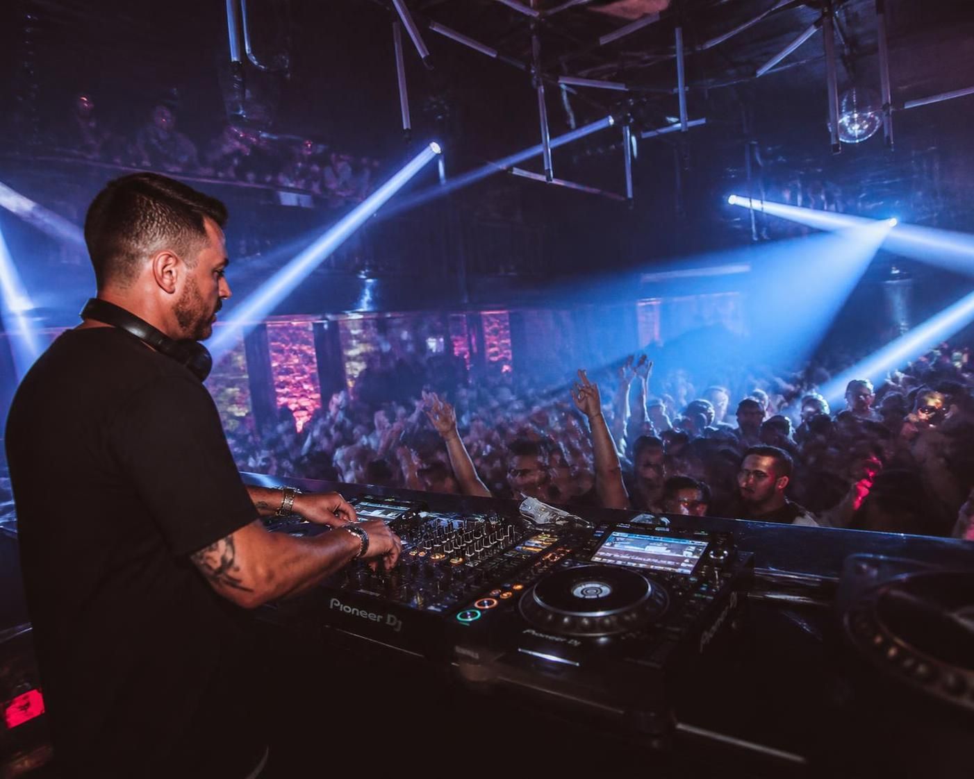 découvrez combien gagne réellement un dj en fonction des types de soirées et des événements. analyse complète des salaires selon les prestations.