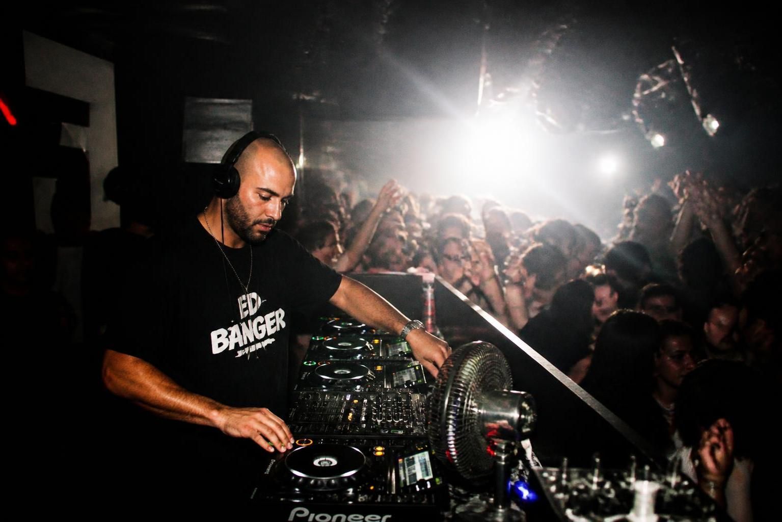 découvrez feadz, le dj electro emblématique du label ed banger, connu pour ses sets énergétiques et ses productions innovantes qui ont marqué la scène électro française.