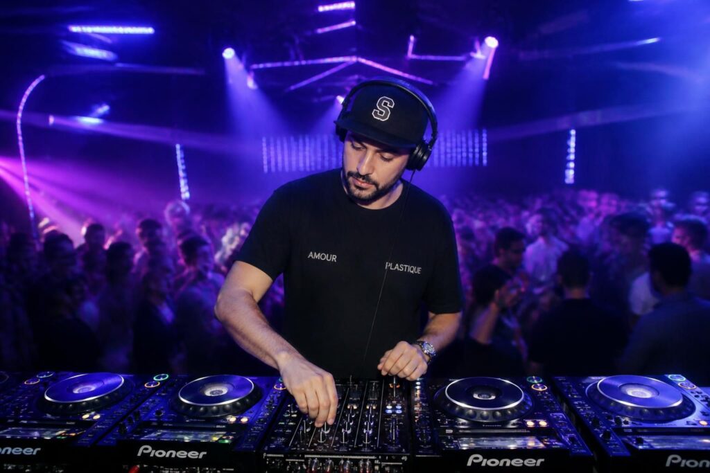 découvrez feadz, le dj electro emblématique du label ed banger, reconnu pour ses beats innovants et son énergie sur scène, incontournable de la scène électro française.
