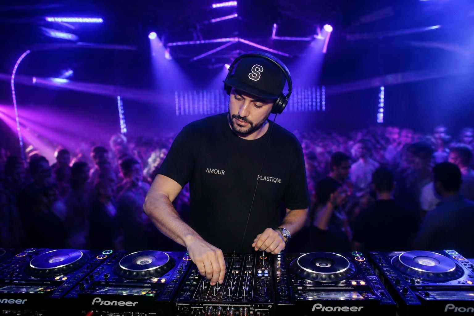 découvrez feadz, le dj electro emblématique du label ed banger, reconnu pour ses beats innovants et son énergie sur scène, incontournable de la scène électro française.