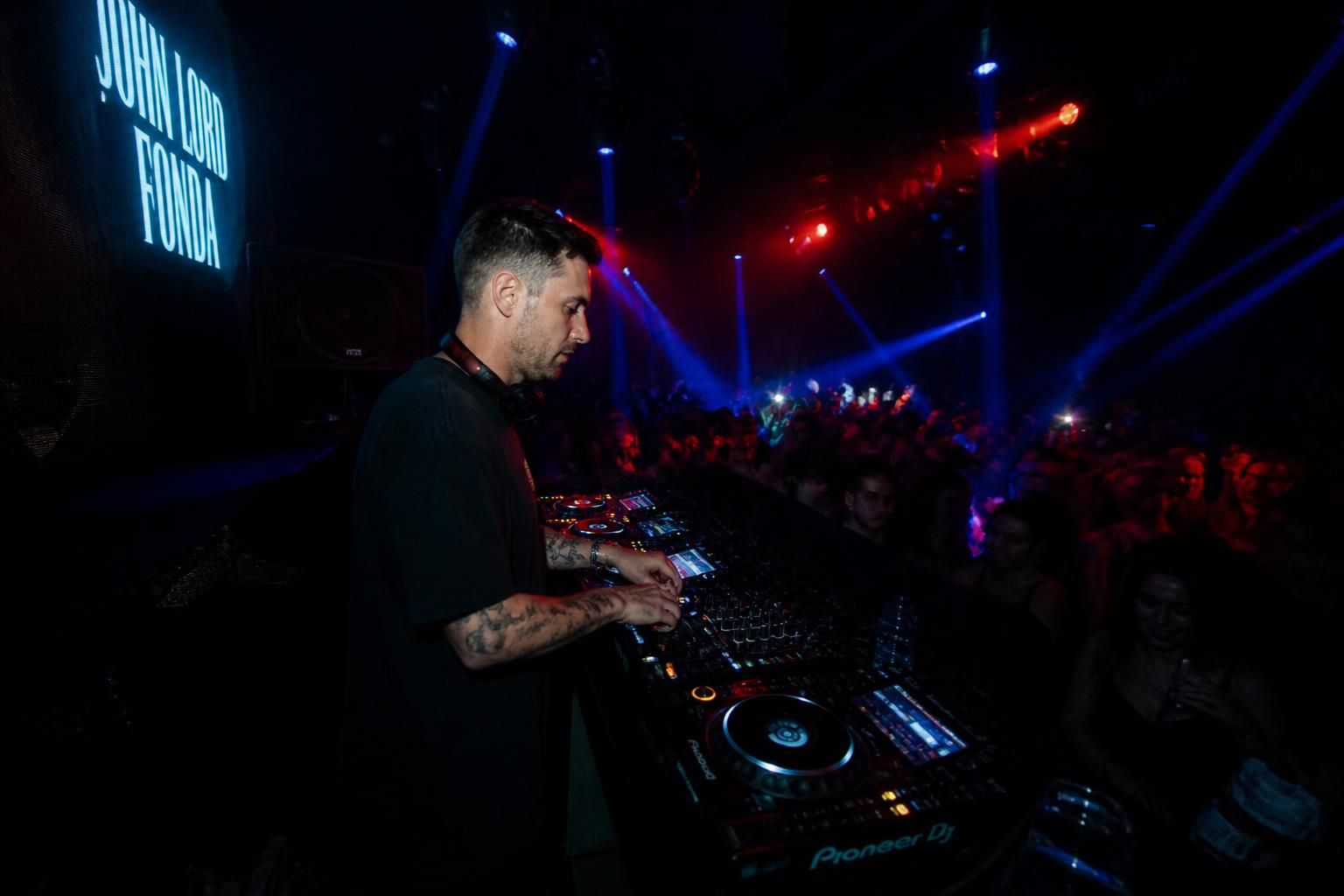 découvrez john lord fonda, une figure emblématique de la techno française, fusionnant rythmes électroniques et créativité musicale unique.