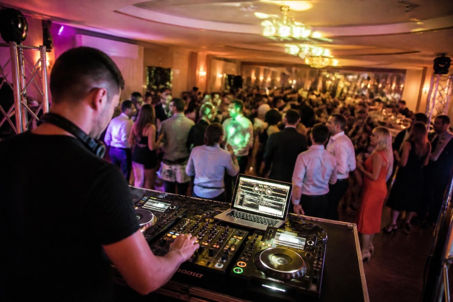 découvrez les prix des disc-jockeys adaptés à chaque type de soirée, pour bien préparer votre événement avec un dj professionnel.