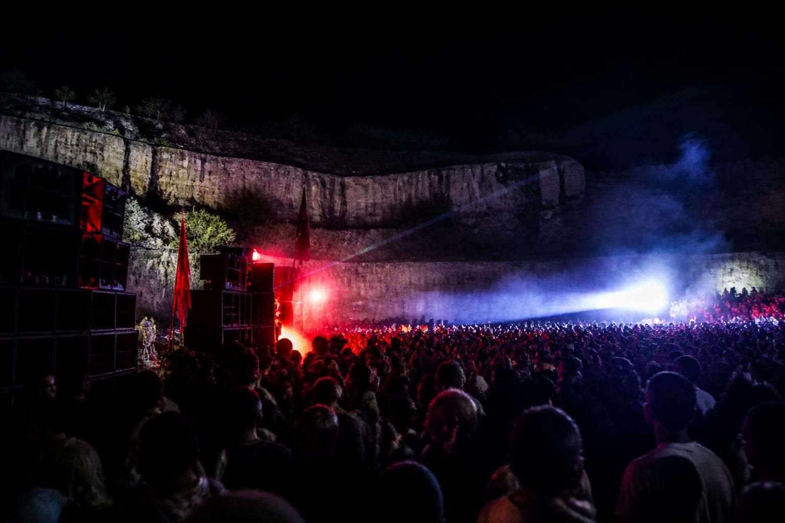 découvrez l'origine et la définition d'une rave party, une fête électronique incontournable qui rassemble musique, danse et liberté d'expression.